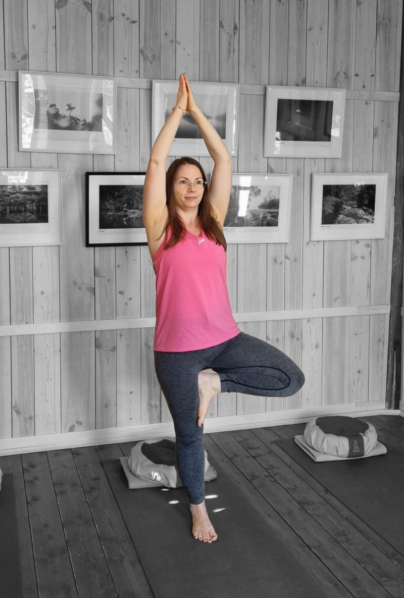 jogafoto_tukor nyugalohmm, jóga és önismeret, jóga, női jóga, jóga écs, jóga pannonhalma, családállítás, csoportos családállítás, egyéni családállatás, családállítás écs, holisztikus szemlélet, funkcionális táplálkozás, gerincjóga, táplálkozás, mozgás és étkezés, lelki egészség, Tóth Magdolna, Tóth Magdi