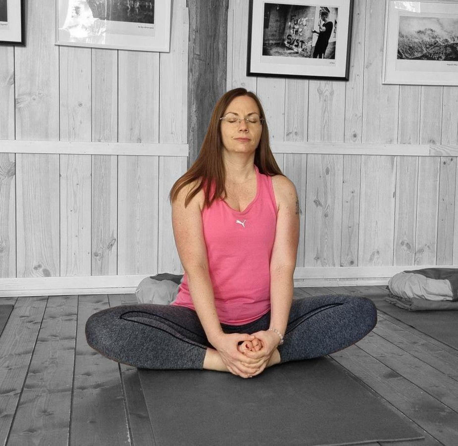 pillango poz szerkesztett negyzet nyugalohmm, jóga és önismeret, jóga, női jóga, jóga écs, jóga pannonhalma, családállítás, csoportos családállítás, egyéni családállatás, családállítás écs, holisztikus szemlélet, funkcionális táplálkozás, gerincjóga, táplálkozás, mozgás és étkezés, lelki egészség, Tóth Magdolna, Tóth Magdi